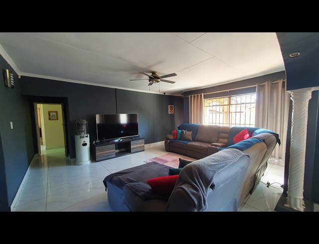 4 BEDROOM FREEHOLD FOR SALE IN BRACKENDOWNS